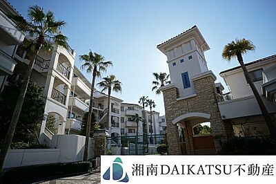 外観：パームツリーと石畳がシンボルのリゾートマンション