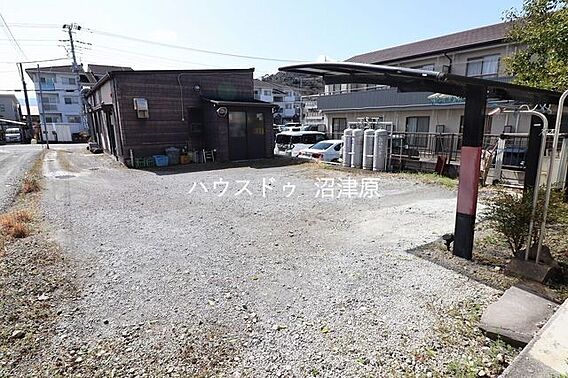 同敷地内に建つ...