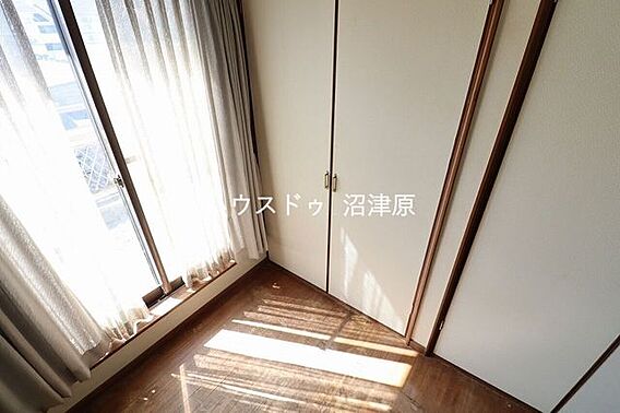 同敷地内に建つ...