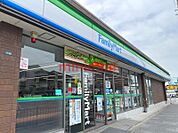 ファミリーマートJR総持寺駅南店 181m