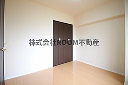落ち着いた色調の洋室です