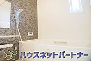 高級感溢れるカラーと大きさ・柔らかな曲線で構成された半身浴も楽しめるバスタブが心地よさをもたらします。