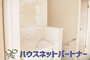 大きく見やすい三面鏡で清潔感ある洗面台は、身だしなみチェックや肌のお手入れに最適です。何かと物が増える場所だからこそ、スッキリと見映えの良い空間に拵えました。