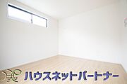 独立性を高めたお部屋。たっぷりの収納も配備しており、片付いた空間を現実出来そう。陽光も降り注ぐ明るく開放的な空間が魅力的。