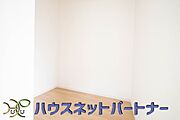 たくさんの洋服をかけてもシワになりにくいウォークインクローゼット。洋服以外にも、普段使わない家電やスーツケース、ストック品など何でも片付く嬉しい空間です。