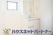 洗面室のある脱衣所は広々。脱いだお洋服をそのままお洗濯。