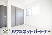 2面窓のある風通しの良いお部屋は心も体も元気にしてくれます。自分だけのお部屋作りを楽しんでみては。