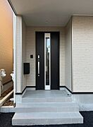 上質感漂う玄関へのアプローチ。居住者の帰り、訪れる方を優しく迎える・安らぎに満ちた生活空間を予感させる。健やかな暮らしを楽しめそう。