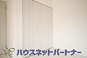 壁面クローゼットのメリットは、衣類が横一列に並ぶためひと目で洋服が選びやすいこと。衣類をたくさんお持ちの方も、限られたスペース内に無理なく収納することができます。