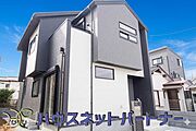 堂々たる趣ながら、主張し過ぎずどこか余裕を感じさせるシャープなフォルムで佇む邸宅は、晴天の空と照らし合わせる事で、本来あるべき完成形の姿を見せてくれます。