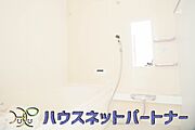 高級感溢れるカラーと大きさ・柔らかな曲線で構成された半身浴も楽しめるバスタブが心地よさをもたらします。