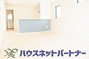 リビングは、食事スペースと寛げる場所設けてもまだ余裕の広さ。明るい光が照らしてくれます。