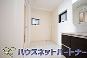雨の日もあると便利な室内物干しも付いてます。