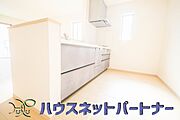 三口コンロで料理の幅を拡げてくれる使いやすいシステムキッチンを採用。洗い場も大きいので野菜や食器を洗ったりする際にも捗り、奥様の強い味方となってくれるはずです。