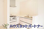 三口コンロで料理の幅を拡げてくれる使いやすいシステムキッチンを採用。洗い場も大きいので野菜や食器を洗ったりする際にも捗り、奥様の強い味方となってくれるはずです。