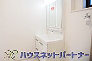 洗面室のある脱衣所は広々。脱いだお洋服をそのままお洗濯。