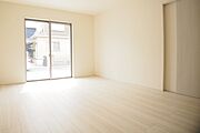 リビングは、食事スペースと寛げる場所設けてもまだ余裕の広さ。明るい光が照らしてくれます。