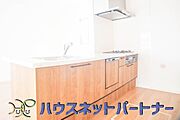 三口コンロで料理の幅を拡げてくれる使いやすいシステムキッチンを採用。洗い場も大きいので野菜や食器を洗ったりする際にも捗り、奥様の強い味方となってくれるはずです。