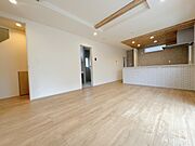 通風・採光に優れ、心地よい光と風が溢れています。 贅沢で豊かな居住性と、プライドを満たすクオリティが見事に調和した住空間。新築ならではの快適なひとときをご体感頂ける筈です。