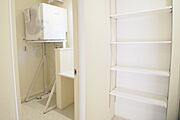 タオルやリネンを収納するリネン庫はすっきりおしゃれに収納したいと誰もが思うこと。そう・・・理想はホテルのリネン庫といったところでしょうか。 
