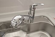 「原水（水道水）」「シャワー」「浄水」を切り替えられる浄水器内蔵水栓です。  