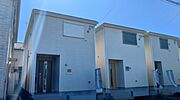 上質感漂う玄関へのアプローチ。居住者の帰り、訪れる方を優しく迎える・安らぎに満ちた生活空間を予感させる。健やかな暮らしを楽しめそう。