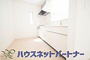 カウンターキッチンは広くて収納力もあるので、快適に料理をすることができます。食器や炊事用具を手の届くところに配置しやすいため調理もスピーディーです。