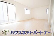 カウンターキッチンなら、リビングで遊ぶ子供の様子を見ながら料理ができるので安心です。料理を運んでもらったり、子供にお手伝いしてもらいやすいのもいいですね♪