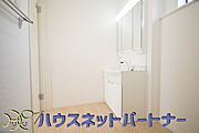 洗面室のある脱衣所は広々。脱いだお洋服をそのままお洗濯。