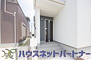 玄関前に季節のお花を置いて可愛く演出してみてはいかがですか。来客が憧れる玄関造りを楽しんで下さい。
