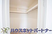 ウォークインクローゼットのメリットは、衣類の他、バッグやアクセサリーなど、身につけるものを一部屋に集めて管理できること。必要なときに見つけやすいですよ