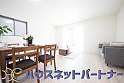雑誌の一コマのようなダイニングキッチン。収納も豊富で機能的です。