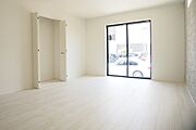 インテリアショップで見掛けた「あの家具」も置ける、ゆったりとした空間。時に広さが上質な寛ぎの時間になる事も。