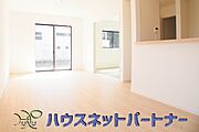 リビングにテーブルを置いて、寛げるソファーを置いても余裕の広さがあります。