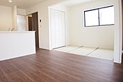 リビングの続き間としても利用できる和室。畳の香りに包まれながら普段は子供の遊び場やご両親様のお部屋として、急な来客の場合は襖を締め切り客間としても利用可能。