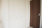 壁面クローゼットのメリットは、衣類が横一列に並ぶためひと目で洋服が選びやすいこと。衣類をたくさんお持ちの方も、限られたスペース内に無理なく収納することができます。