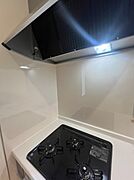 三口コンロで料理の幅を拡げてくれる使いやすいシステムキッチンを採用。洗い場も大きいので野菜や食器を洗ったりする際にも捗り、奥様の強い味方となってくれるはずです。