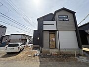 上質感漂う玄関へのアプローチ。居住者の帰り、訪れる方を優しく迎える・安らぎに満ちた生活空間を予感させる。健やかな暮らしを楽しめそう。