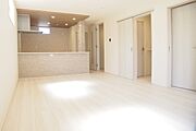 カウンターキッチンなら、リビングで遊ぶ子供の様子を見ながら料理ができるので安心です。料理を運んでもらったり、子供にお手伝いしてもらいやすいのもいいですね。