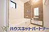 浴室：心地よいバスタイムを演出する浴室はゆとりあるサイズを採用。保温機能付き、汚れをはじく有機ガラス系の新素材を採用した浴室。美しく機能的な設備を採用。