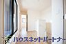 室内：暗くなりがちな廊下も明るい陽光が差し込み …