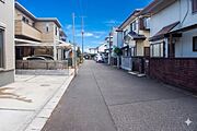 前面道路は6ｍあり広いので駐車も楽ちん。