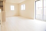 忙しい朝でも家族揃って食事をして頂ける、ゆとりある大きさのダイニングスペース。奥様の手料理をカウンター越しに受けとって頂き、テーブルで囲む素敵な時間を存分にお愉しみ下さい。