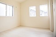 2面窓のお部屋は明るい日差しが2方向から差し込み、四季折々の風を感じられます。