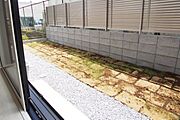 庭スペース。一戸建ての醍醐味は、何といっても庭があること。花や野菜を育てたり、子供と遊んだり、お客様を迎えたり…。大切なペットと過ごす心地良いスペースにもなりますね。便利な外水栓付き。