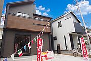 街に溶け合う美しい景観と、採光や風通しを考えて設計された間取り。近隣の視線を考え調整した窓位置など、外観だけでなく、住まうご家族の心地よさを最優先しました。