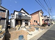 ゆったりとした駐車スペースを確保いたしましたので、大きめのお車でも駐車可能です。自転車やバイクなど、ゆとりのある敷地で置き場所に困ることはないでしょう。