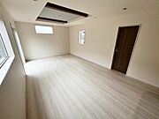 通風・採光に優れ、心地よい光と風が溢れています。 贅沢で豊かな居住性と、プライドを満たすクオリティが見事に調和した住空間。新築ならではの快適なひとときをご体感頂ける筈です。