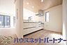 キッチン：カウンターキッチンは広くて収納力もあるので、快適に料理をすることができます。食器や炊事用具を手の届くところに配置しやすいため調理もスピーディーです。