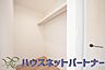 収納：WICのメリットの1つ目は、1箇所にまとめて収納が出来ること。2つ目は、衣替えが必要ないこと。3つ目は、扉が少なくなり室内がスッキリ見えること。